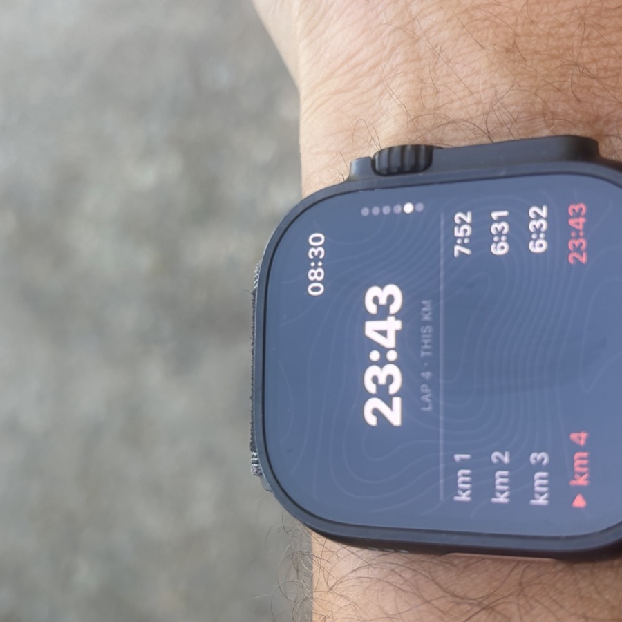 The watch showing live per-km splits: km 1 in 7:52, km 2 in 6:31, km 3 in 6:32, km 4 in progress